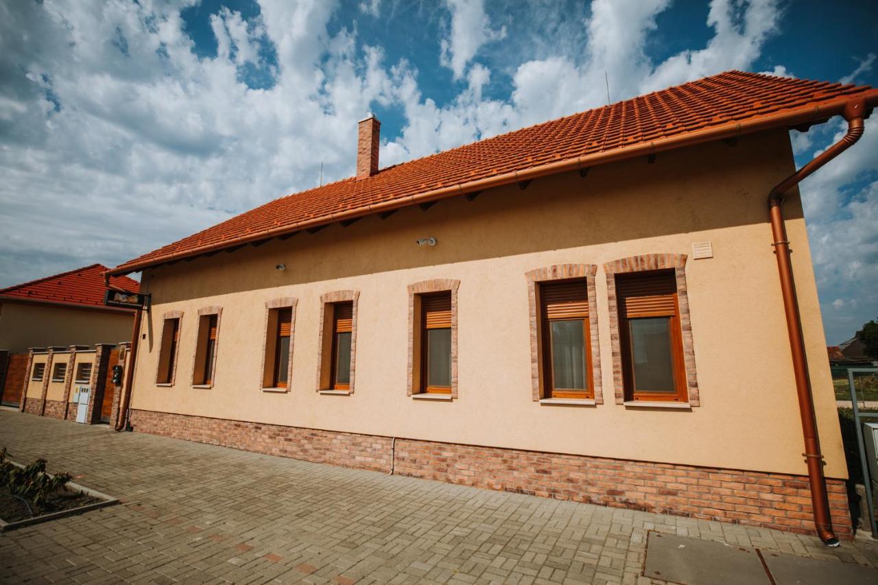 Nemeth Apartmanhazak موراهالوم المظهر الخارجي الصورة